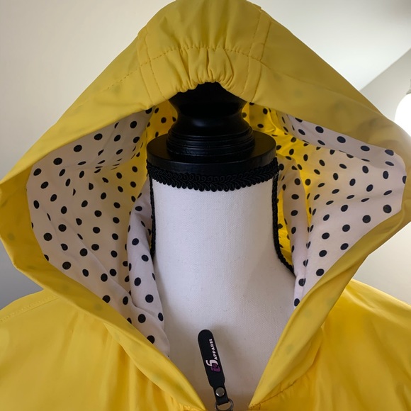 Yellow lined slicker 🌧🌧 - Picture 3 of 7